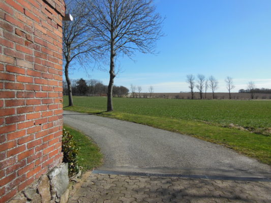 Langt fra alting og lige rundt om hjørnet